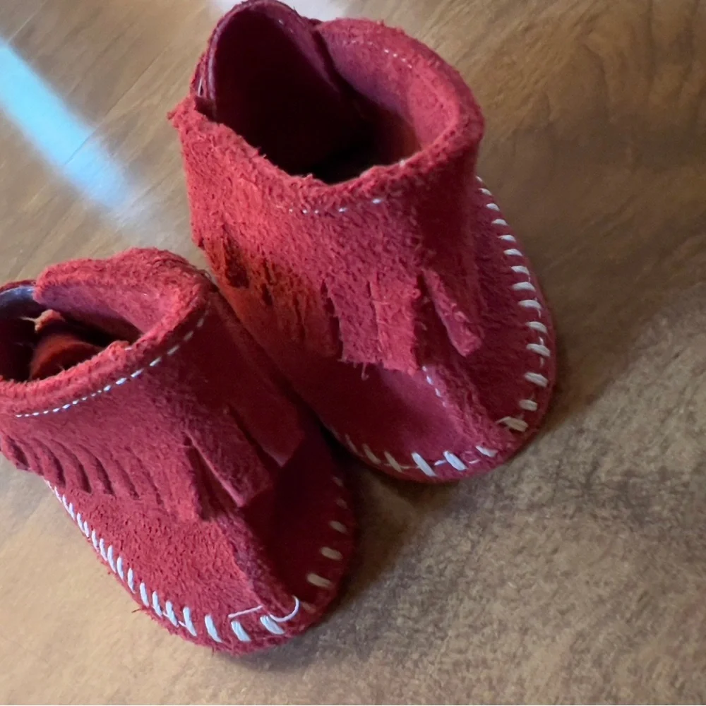 MinneTonka Moccasin Children Burgundy Leather Suede Baby Walking Shoes size 4